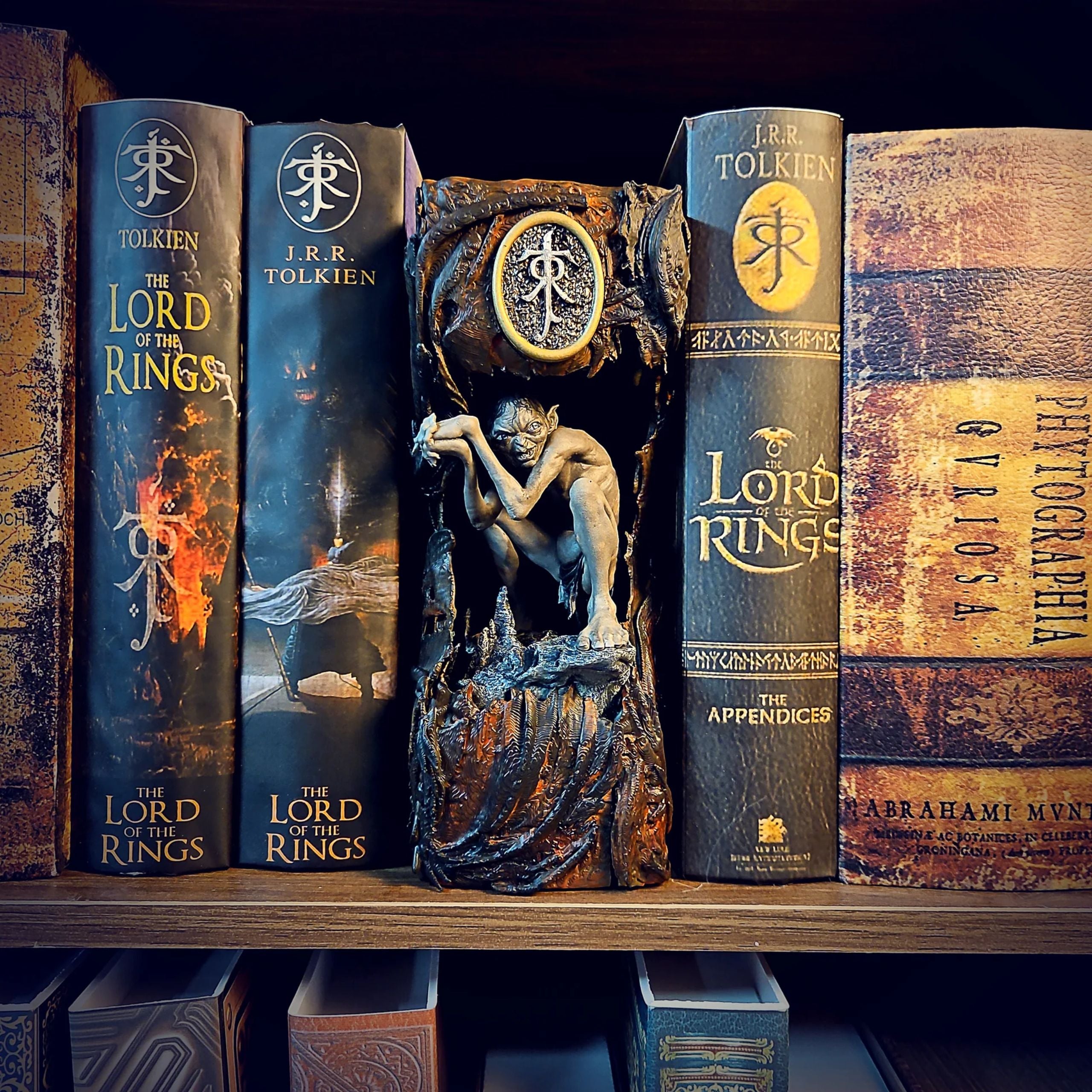 Gollum Book Nook - The Lord of the Rings image 0