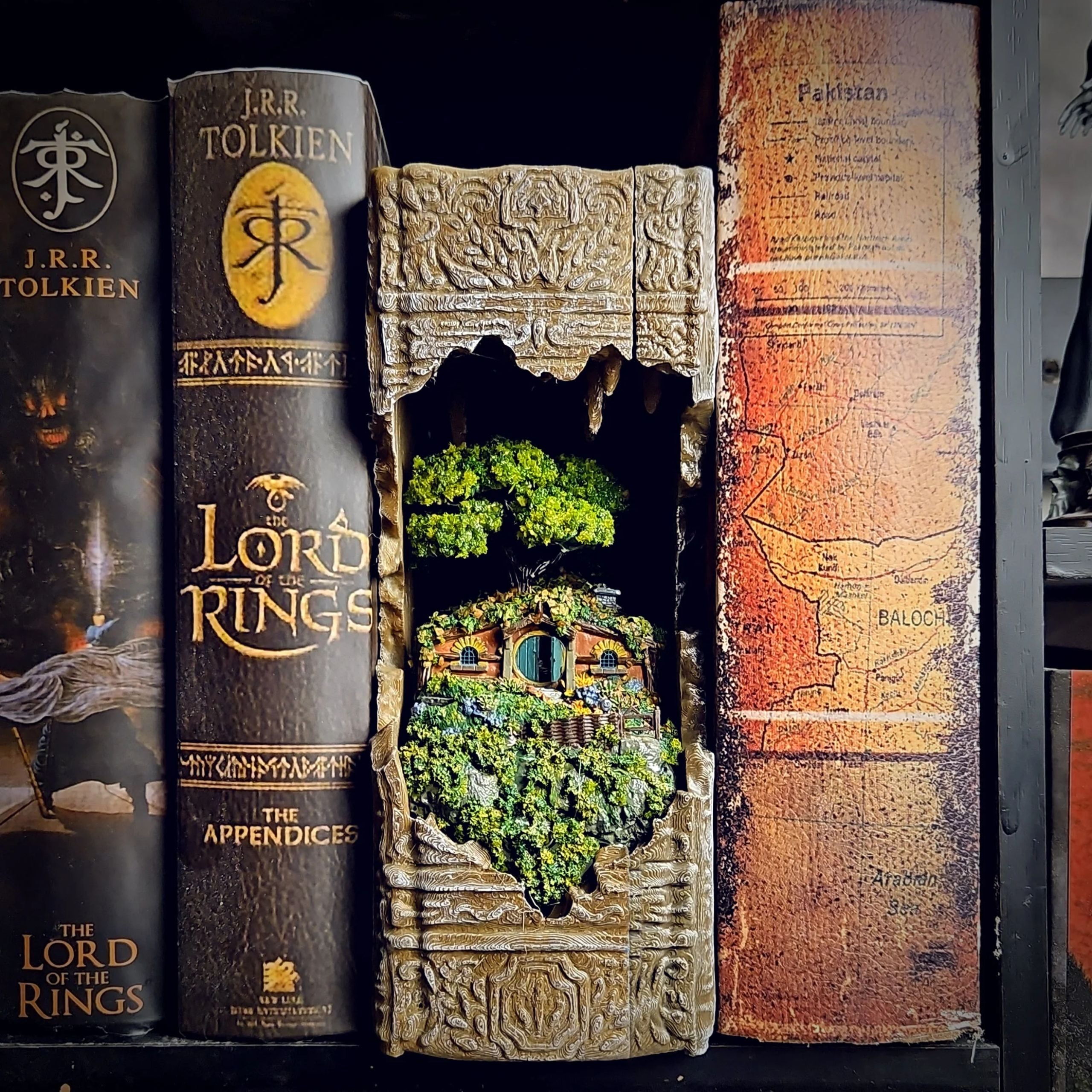 Hobbit Book Nook - The Lord of the Rings image 0